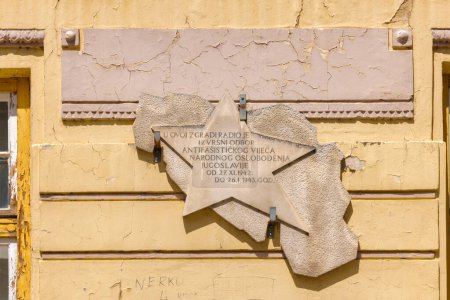Foto de BIHAC, BOSNIA AND HERZEGOVINA - June 2, 2023: Commemorative plaque on the Executive Committee building of the AVNOJ from World War II - Imagen libre de derechos