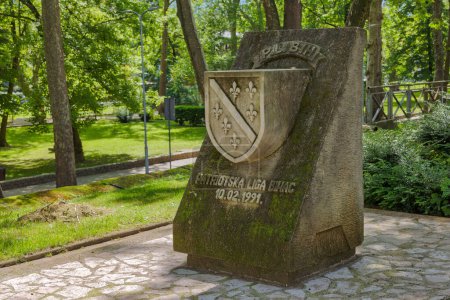 Téléchargez les photos : BIHAC, BOSNIA AND HERZEGOVINA - June 2, 2023: Stone monument commemorating the Patriotic League, a paramilitary organization from the recent war with Serbia. - en image libre de droit