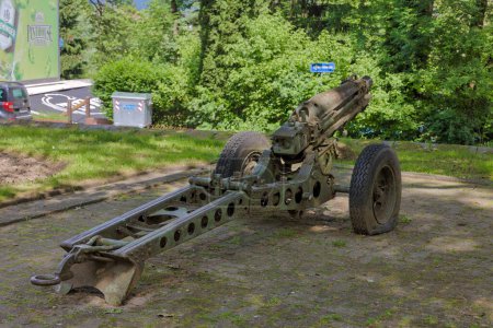 Téléchargez les photos : BIHAC, BOSNIA AND HERZEGOVINA - June 2, 2023: A rusty old cannon from World War II, on display in a public park. - en image libre de droit
