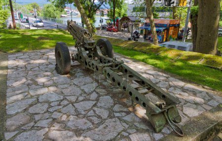 Téléchargez les photos : BIHAC, BOSNIA AND HERZEGOVINA - June 2, 2023: A rusty old cannon from World War II, on display in a public park. - en image libre de droit