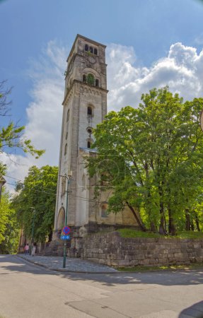 Téléchargez les photos : Bihac, Bosnia and Herzegovina - June 2, 2023: Panoramic view of the city center featuring the tower of St. Anthony of Padua Church. - en image libre de droit