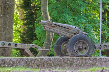 Téléchargez les photos : A rusty old cannon from World War II, on display in a public park. - en image libre de droit