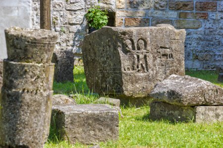 Foto de Medieval Croatian stecak tombstones prominently displayed in the central park of Bihac, Bosnia and Herzegovina. - Imagen libre de derechos