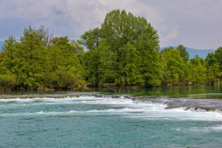 Téléchargez les photos : Scenic view of the tranquil Una River with cascading waterfalls, portraying the stunning natural beauty of Bosnia and Herzegovina. - en image libre de droit