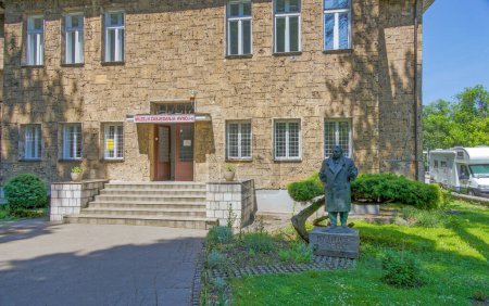 Téléchargez les photos : JAJCE, BOSNIE-HERZÉGOVINE - 2 juin 2023 : Sculpture Mosa Pijades réalisée par Stevan Bodnarov exposée bien en vue à l'extérieur du deuxième musée de l'Assemblée AVNOJ. - en image libre de droit