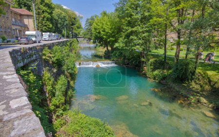 Téléchargez les photos : JAJCE, Bosnie-Herzégovine - 2 juin 2023 : Une vue imprenable sur la rivière Pliva en cascade qui traverse la ville pittoresque de Jajce. - en image libre de droit