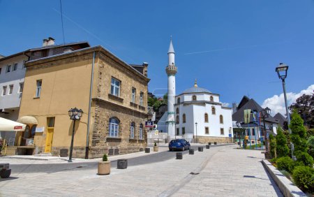 Foto de JAJCE, BOSNIA Y HERZEGOVINA - 2 de junio de 2023: Mezquita Esma Sultana de pie majestuosamente bajo el cielo azul claro. Esta es la única mezquita en Bosnia y Herzegovina que lleva el nombre de una mujer.. - Imagen libre de derechos