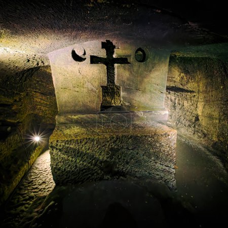 Téléchargez les photos : JAJCE, BOSNIE-HERZÉGOVINE - 2 juin 2023 : Vue intérieure des catacombes chrétiennes historiques de Jajce, une chapelle souterraine unique. - en image libre de droit