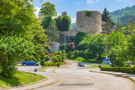 Téléchargez les photos : JAJCE, BOSNIE-HERZÉGOVINE - 2 juin 2023 : Vue majestueuse de la tour de l'ours sous la forteresse de Jajce, monument historique de la période médiévale. - en image libre de droit