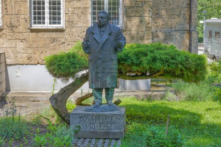 Téléchargez les photos : JAJCE, BOSNIE-HERZÉGOVINE - 2 juin 2023 : Sculpture Mosa Pijades réalisée par Stevan Bodnarov exposée bien en vue à l'extérieur du deuxième musée de l'Assemblée AVNOJ. - en image libre de droit