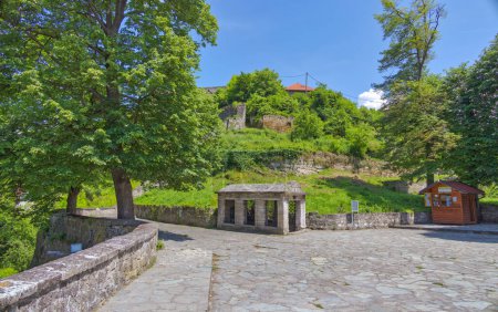 Foto de JAJCE, BOSNIA Y HERZEGOVINA - 2 de junio de 2023: Vista de las catacumbas cristianas históricas en Jajce, una capilla subterránea única. - Imagen libre de derechos
