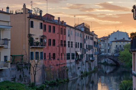 Téléchargez les photos : Une vue fascinante d'une façade de bâtiment vieilli et un pont en arc sur un canal médiéval à Padoue en Italie. - en image libre de droit