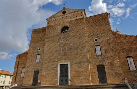 Téléchargez les photos : Fermeture de l'entrée principale de l'église historique Abbazia di Santa Giustina à Padoue Italie. - en image libre de droit