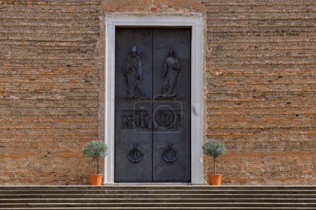 Téléchargez les photos : Portes d'entrée métalliques fermées avec des motifs en relief de l'église historique Abbazia di Santa Giustina à Padoue Italie. - en image libre de droit
