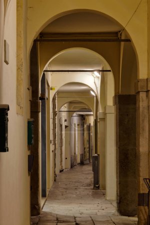 Foto de Un antiguo callejón de arco del edificio por la noche en Padua Italia. - Imagen libre de derechos