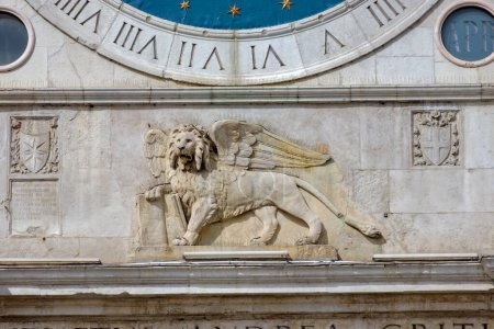 Téléchargez les photos : Iconic Clock Tower relief détail avec lion ailé, Piazza dei Signori Padova Italie. - en image libre de droit