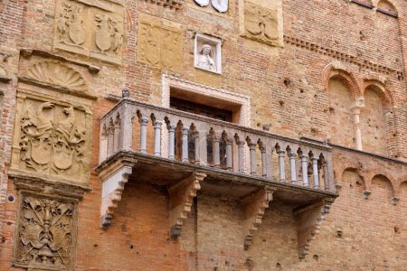 Foto de Antiguo balcón con vistas a pintoresco callejón medieval en el corazón de un casco antiguo de Padua Italia. - Imagen libre de derechos