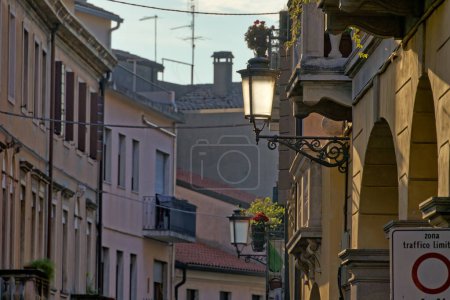 Foto de Fachadas de arquitectura vintage y farola iluminada por el sol en Padua Italia. - Imagen libre de derechos