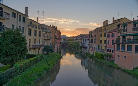 Foto de Una vista fascinante de las fachadas de edificios antiguos y el canal medieval en Padua Italia. - Imagen libre de derechos