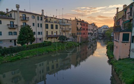 Téléchargez les photos : Une vue fascinante d'une façade de bâtiment vieilli et un pont en arc sur un canal médiéval à Padoue en Italie. - en image libre de droit