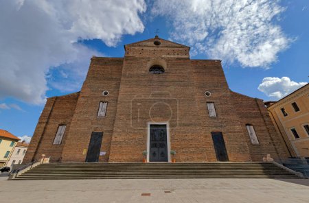Téléchargez les photos : Fermeture de l'entrée principale de l'église historique Abbazia di Santa Giustina à Padoue Italie. - en image libre de droit