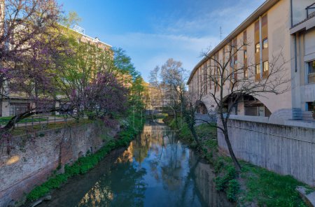 Téléchargez les photos : Une vue fascinante sur une façade de bâtiments anciens et canal médiéval à Padoue Italie. - en image libre de droit