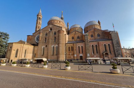 Téléchargez les photos : PADUA, ITALIE - 01 AVRIL 2023 : Passage devant la basilique Saint-Antoine, Piazza del Santo. - en image libre de droit