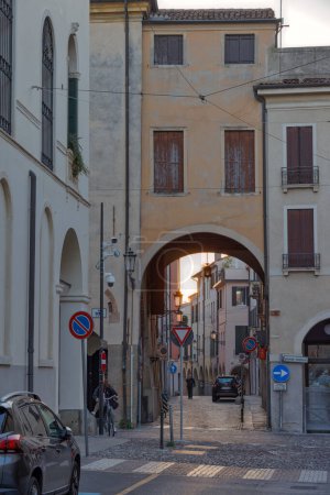 Foto de PADUA, ITALIA - 03 ABRIL 2023: Edificios antiguos en un hermoso callejón medieval en el centro del casco antiguo. - Imagen libre de derechos