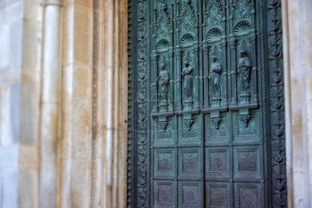 Téléchargez les photos : PADUA, ITALIE - 03 AVRIL 2023 : Vue détaillée des portes en bas-relief en bronze représentant quatre prêtres saints à l'entrée principale de la basilique Saint-Antoine. Plan d'objectif basculant - en image libre de droit
