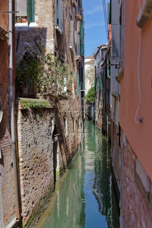 Foto de Captura de hermosas fachadas de casa a lo largo de un canal veneciano, demostrando el encanto atemporal de Fondamenta del Megio. - Imagen libre de derechos