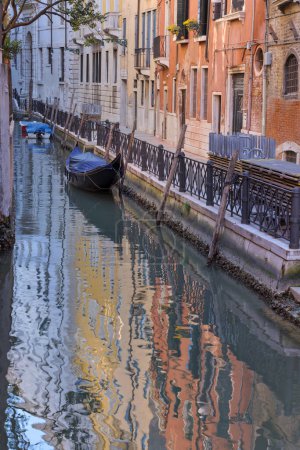 Foto de Vista serena del canal Fondamenta Duodo o Barbarigo en Venecia, con góndolas aparcadas junto al canal, reflejando las encantadoras fachadas de los edificios venecianos. - Imagen libre de derechos