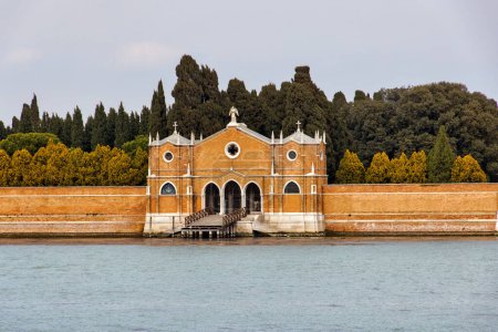 Foto de Vista lejana de la costa de Venecia capturando la pared detallada del cementerio y la entrada del edificio adornado en San Michele. - Imagen libre de derechos