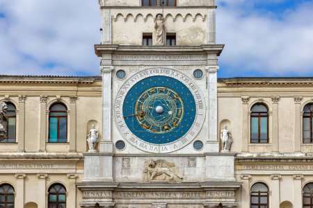 Foto de Icónica Torre del Reloj mostrando los símbolos del zodíaco, a excepción de Libra, en Piazza dei Signori Padova Italia. - Imagen libre de derechos