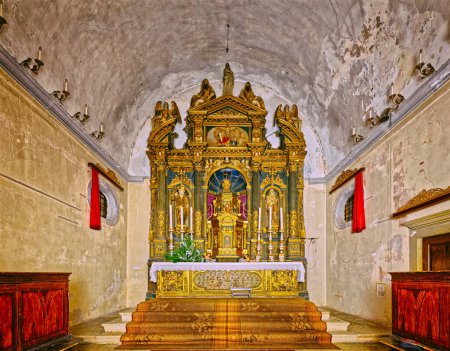 Téléchargez les photos : KOMIZA, CROATIE - 6 décembre 2016 : Vue sereine de l'autel principal à l'intérieur de l "église Saint-Nicolas, également connue sous le nom de Rassemblement. - en image libre de droit