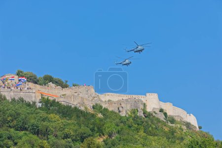 Foto de KNIN, CROACIA - 5 de agosto de 2018: Dos helicópteros Mil Mi-8 del ejército croata en vuelo sobre la histórica fortaleza de Knin. - Imagen libre de derechos