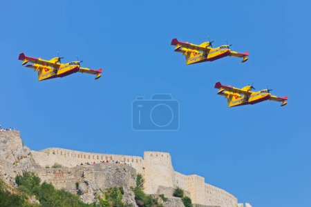Téléchargez les photos : KNIN, CROATIE - 5 août 2018 : Formation triade d'avions de lutte contre les incendies Canadair survolant la forteresse de Knin. - en image libre de droit