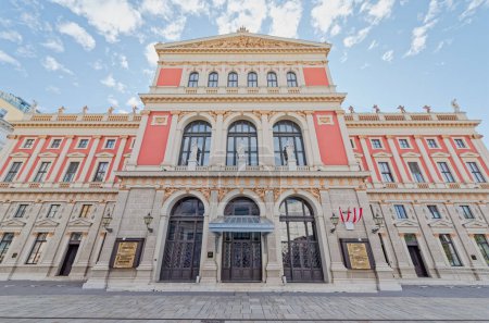 Téléchargez les photos : VIENNE, AUTRICHE 7 septembre 2018 : Wiener Musikverein, l'une des meilleures salles de concert historiques au monde et siège de l'Orchestre philarmonique de Vienne sur la Musikvereinsplatz au centre-ville
. - en image libre de droit