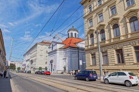 Foto de VIENA, AUSTRIA 7 de septiembre de 2018: Vista de la calle del edificio de la Santa Cruz Iglesia Católica ubicado en Rennweg 5A
. - Imagen libre de derechos