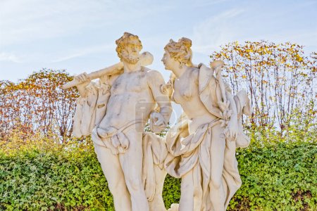 Téléchargez les photos : VIENNE, AUTRICHE 7 septembre 2018 : Statue de l'homme et de la femme au parc du bâtiment historique du Belvédère dans le centre-ville
. - en image libre de droit