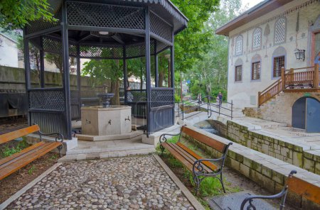Téléchargez les photos : TRAVNIK, BOSNIE ET HERZÉGOVINE - 3 juin 2023 : Détail architectural de la zone d'ablution dans la cour de la mosquée ornementée, située dans le vieux centre-ville. - en image libre de droit