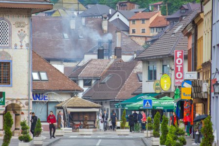 Foto de TRAVNIK, BOSNIA Y HERZEGOVINA - 3 de junio de 2023: Vista panorámica de Donja Carsija o Mercado Inferior desde Bosanska Street, bulliciosa vida en el centro de la ciudad a la luz del día. - Imagen libre de derechos