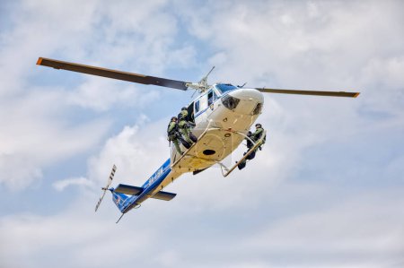 Téléchargez les photos : VARAZDIN, CROATIE - 21 juillet 2018 : Des policiers de l'unité spéciale descendent d'un hélicoptère de police Agusta Bell AB 212ASW via des cordes. - en image libre de droit