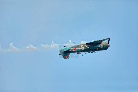Foto de VARAZDIN, CROACIA - 21 de julio de 2018: Un avión impecablemente preservado de la Segunda Guerra Mundial que realiza un vuelo invertido durante un espectáculo aéreo. - Imagen libre de derechos