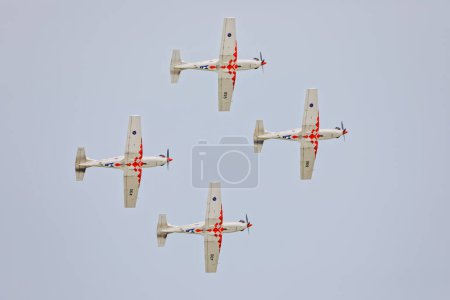 Foto de VARAZDIN, CROACIA - 21 de julio de 2018: Cuatro aviones del equipo acrobático Krila Oluje en formación durante una exhibición aérea. - Imagen libre de derechos