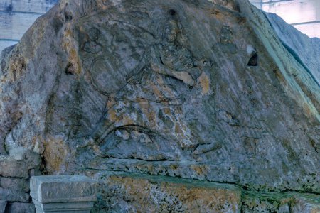 Téléchargez les photos : JAJCE, BOSNIE-HERZÉGOVINE - 2 juin 2023 : Visiteurs explorant le site archéologique de l'ancien temple mithraïque romain, un monument protégé. - en image libre de droit