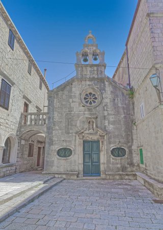 Foto de Iglesia medieval de piedra de San Miguel con diseño barroco se encuentra majestuosamente en Antun y Stjepan Radic plaza principal en el casco antiguo de Korculas. - Imagen libre de derechos