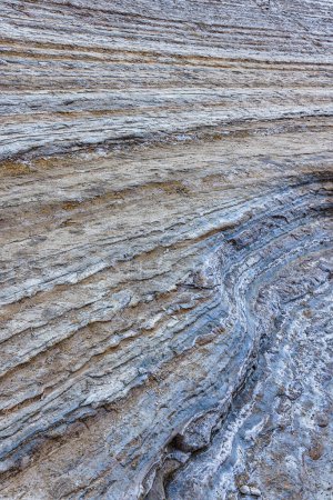 Foto de Vista detallada de las formaciones rocosas sedimentarias en la pintoresca costa del Cabo Drastis en Corfú - Imagen libre de derechos