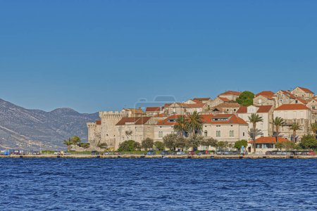 Téléchargez les photos : KORCULA, Croatie - 24 AVRIL 2021 : Vue panoramique du centre historique médiéval sur la péninsule insulaire pendant la pandémie sans touristes et yachts - en image libre de droit