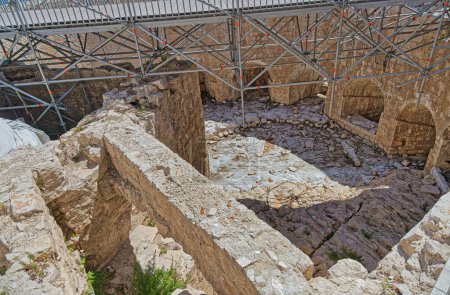 Téléchargez les photos : Une équipe archéologique découvre d'anciens artefacts au cœur de la vieille ville historique de Korculas. - en image libre de droit