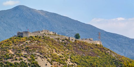 Téléchargez les photos : Ancienne forteresse en pierre perchée sur une colline le long de la route de Tirana à Shkodra en Albanie. - en image libre de droit
